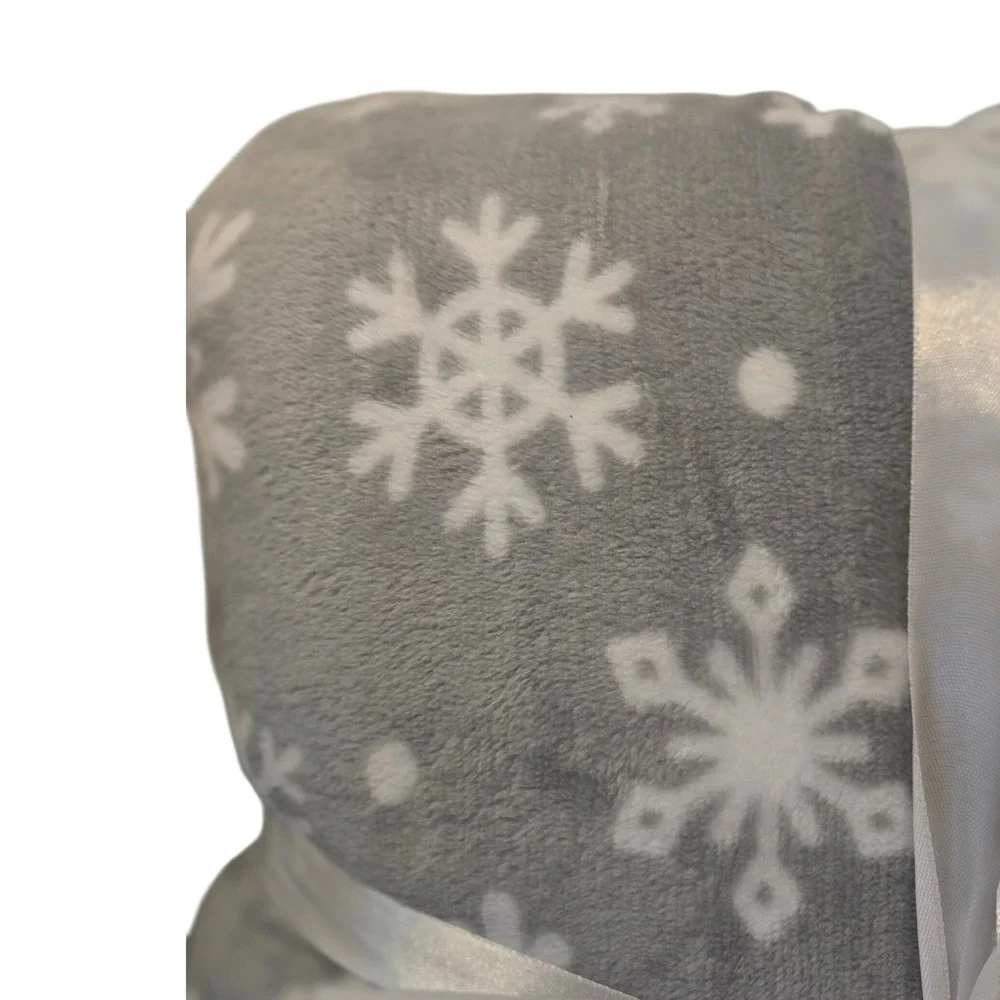 Grey White Snowflake Plush Fleece Throw Blanket Holiday Winter Decor Gift NWT